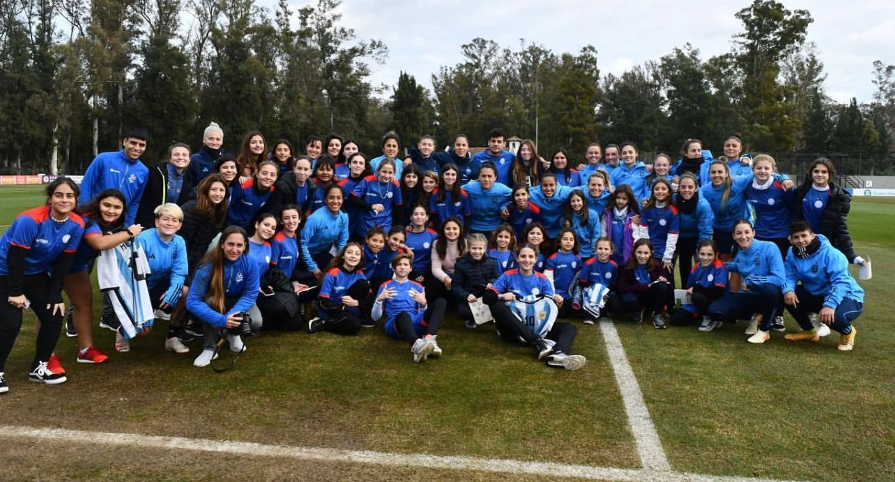 Las jugadoras del Club Gran Rosario visitaron a la Selección Argentina Femenina 
